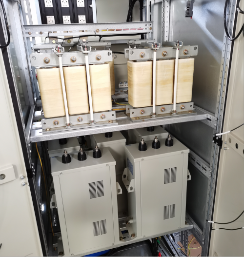 低壓電容柜內(nèi)部是由哪些元器件組成？